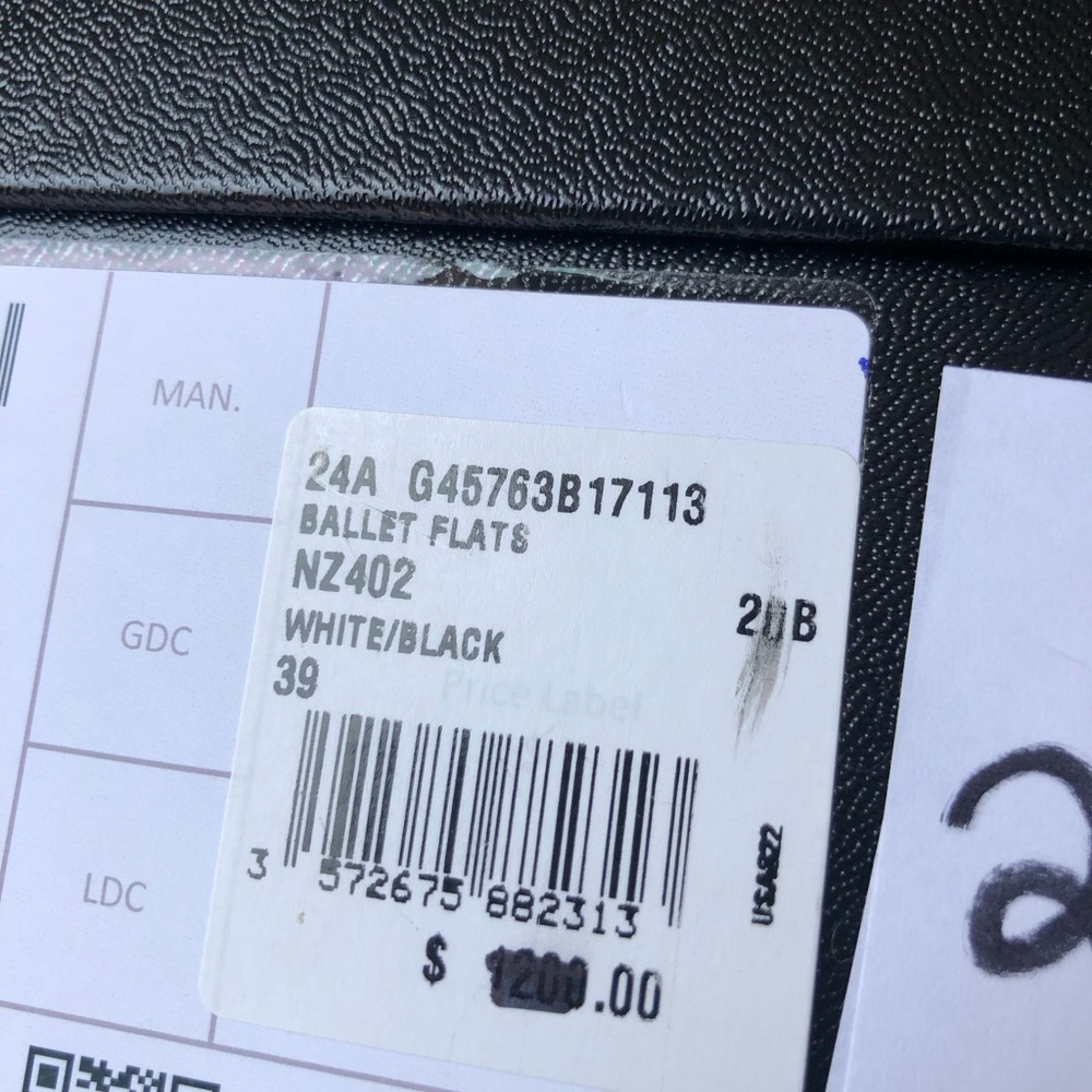 Chanel White and Black Point-Toe Mary Jane Flats G45763 size 39 NIB $1200 - Picture 10 of 10